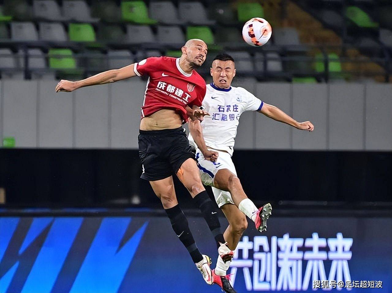 包含T1翻盘DFM，BDD操刀奇招英雄翻盘激烈交锋成都决赛之夜，留下经典瞬间的词条