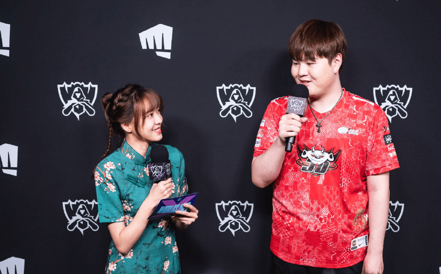 LPL惊险逆转取胜，粉丝狂欢不已