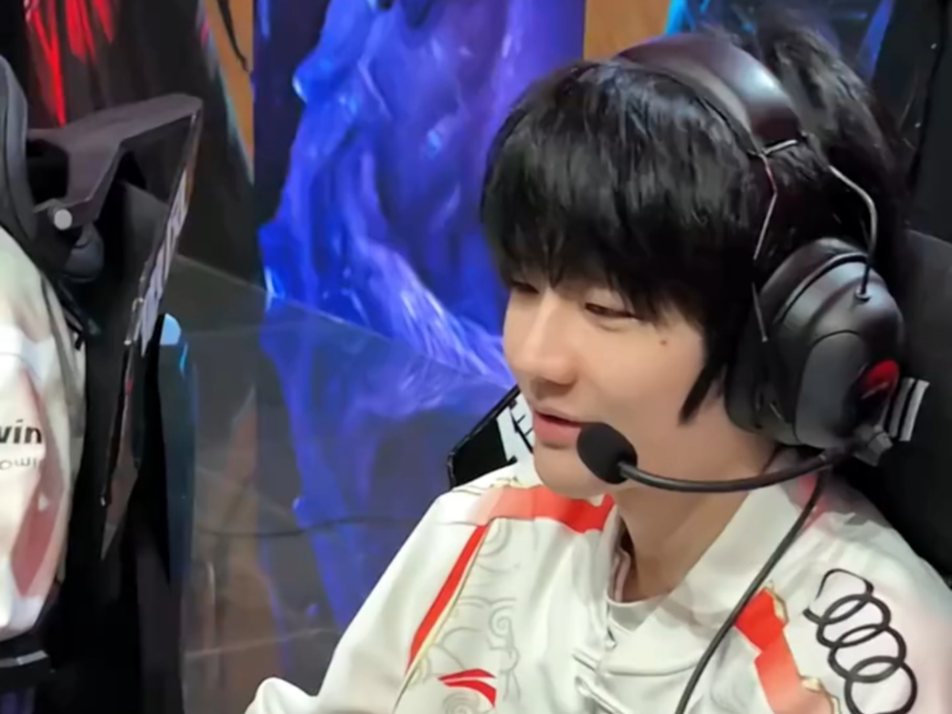 开云平台-包含FPX轻取TES，ShowMaker开启传奇时刻峡谷大战2025世界赛，成为赛场最大亮点的词条