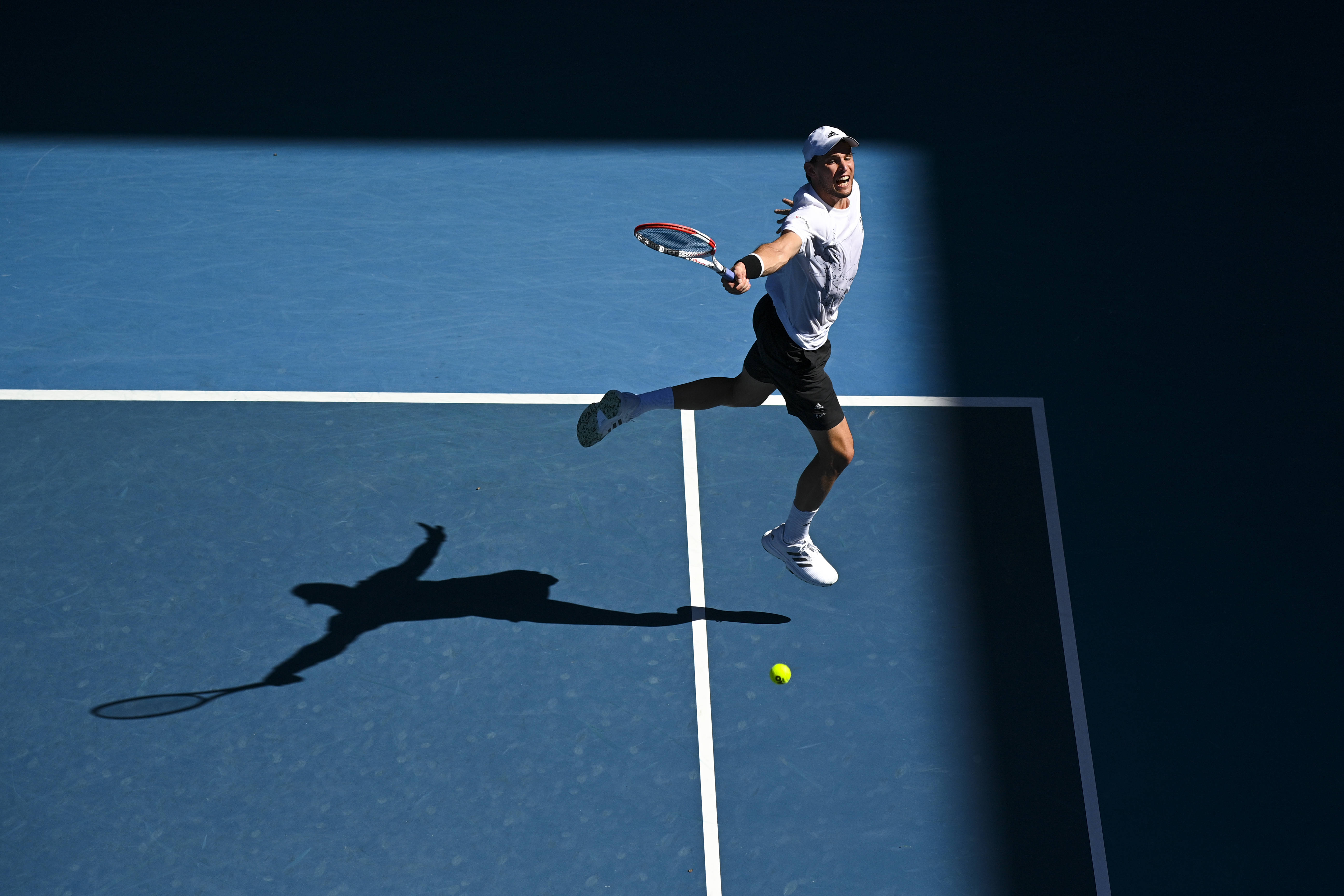 开云官网-RGE轻取Misfits,Uzi三分雨点燃全场——激烈对决中的荣耀时刻